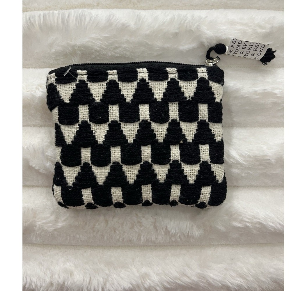 America & Beyond Woven Coin Pouch Black White Geometric Zipper Tassel Wallet